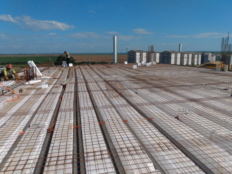 Laje protendida montada, pronta para concretagem