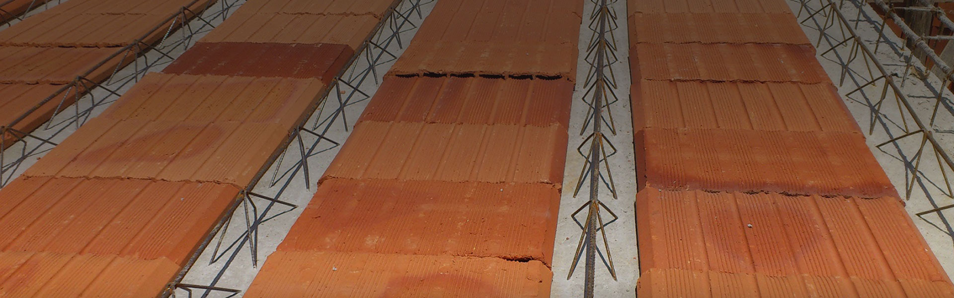 Vigotas treliçadas com enchimento cerâmico montadas em obra